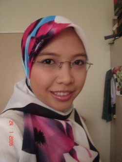 berahimelayu: marriedmankl:  hyldalia:  beauty hijabers….. who is she?  oopps telanjang sudahh  Koleksi klasik. 