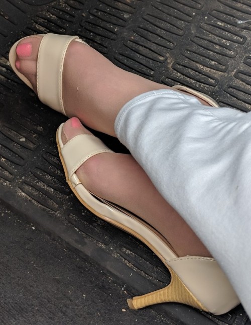 nylonvixen: Vixen and her beige 2.5 heels