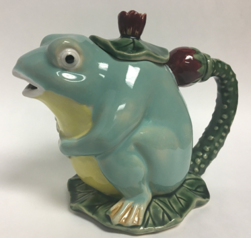 feelingkindafroggy:dirtshrines:vintage frog teapotsthe three are singing a song to the one in the bo