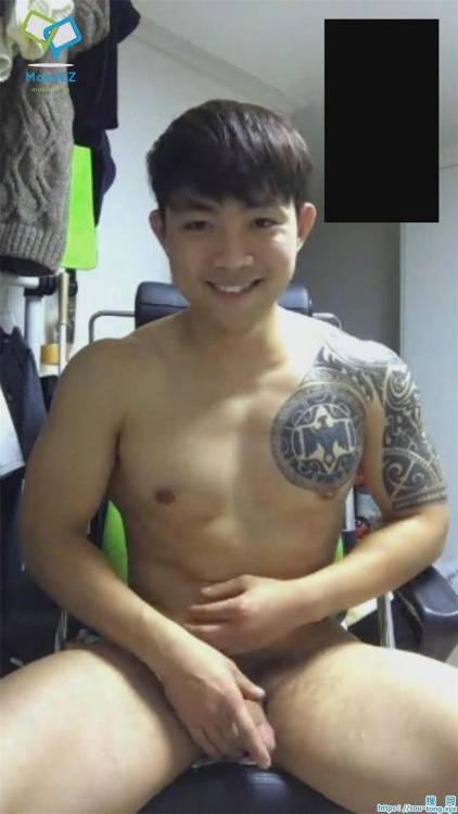 mantop106911:   擁有迷人笑容跟粗壯麒麟臂厚實肌肉身材的紋身小鮮肉  