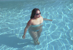 laurencrowphoto:  amanda in the pool palm