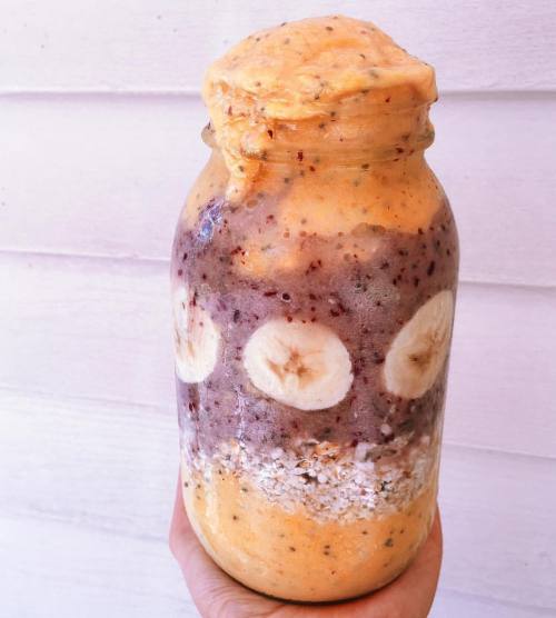 highcarb-vegan:  intertwining:  Happy Wednesday loves! This layered smoothie was so refreshing, it reminded me of a snow cone 👅…… But with mango.. And dates…. #ModernDaySnowCone #VegansMan 🍧  Yellow layer:  -1 tbsp chia seeds -2 ripe bananas