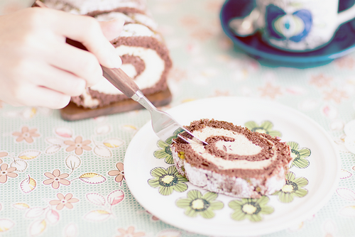 hana-ku:  Chocolate roll cake (by Myung San Lim)
