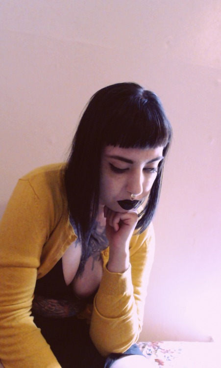 bevgodsgirls:  I was going to work on photos this morning but couldn’t get the black eye covered up and I really have no idea how to use my new camera yet so…  I’m not really happy with any of them, they’re just kind of awkward and I was just