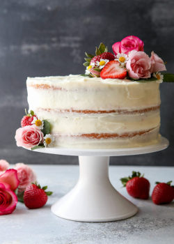 sweetoothgirl:  STRAWBERRY LAYER CAKE