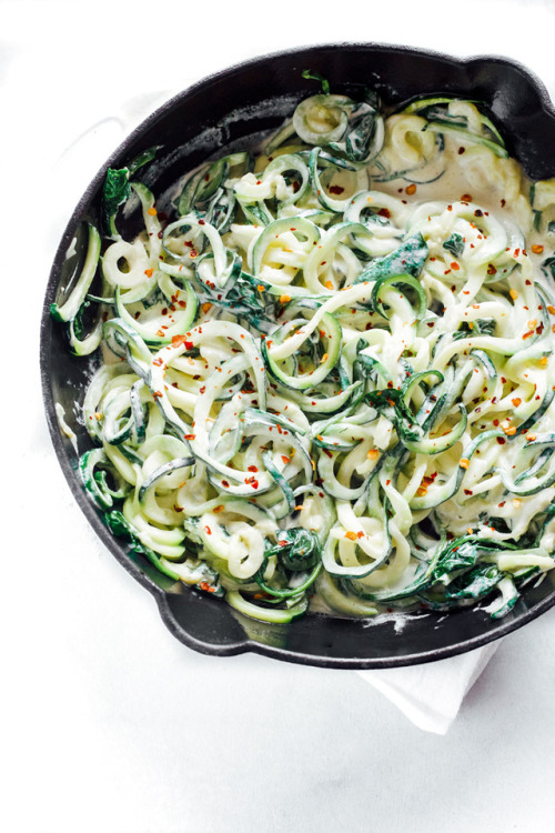 ZUCCHINI NOODLES IN A GARLIC VEGAN CREAM SAUCE