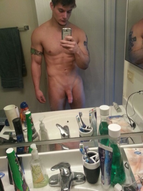 hot4dic2:  bulgeout:  ALEX BLUE COLLAR WORKER FROM CHICAGO http://www.heavynuts.com/  Hot4dic2.tumblr.com —— Follow me and I will check out your page. If I like what I see I will Follow you back! Send me selfies and other hot pics to hot4dic2@gmail.com