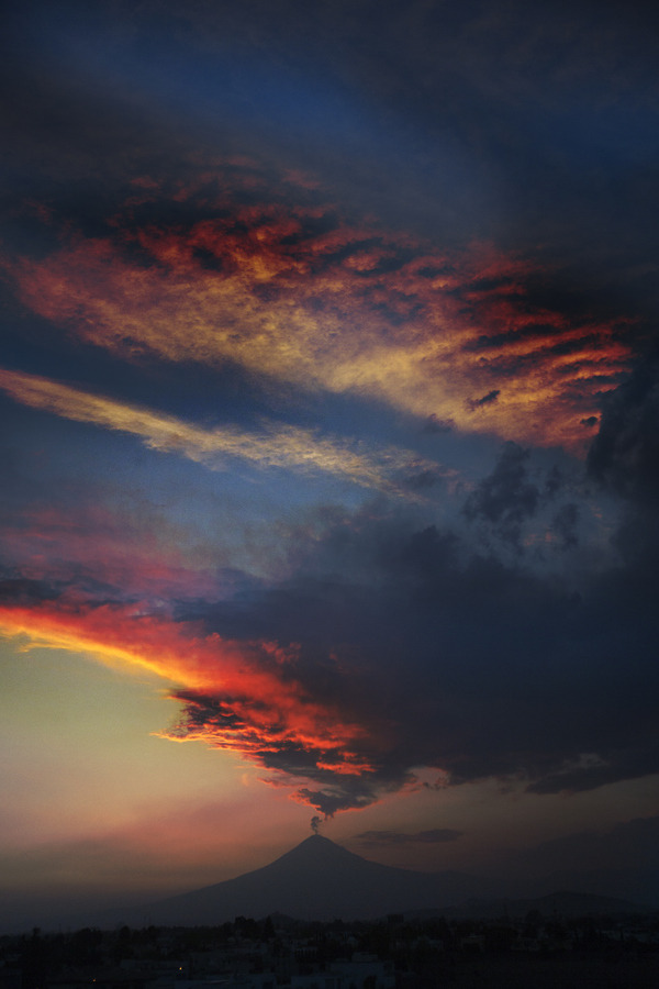 vurtual:  Sunset and Volcano - Puebla, Mexico (by Cristobal Garciaferro Rubio) 