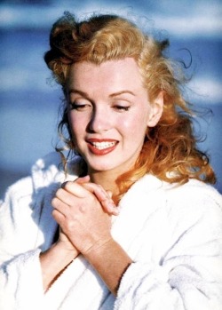 summers-in-hollywood:  Marilyn Monroe, 1949.