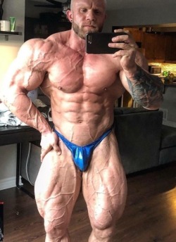 skimpyposersbigbulges:  (via Mass Muscle 61945 - MyMuscleVideo) 