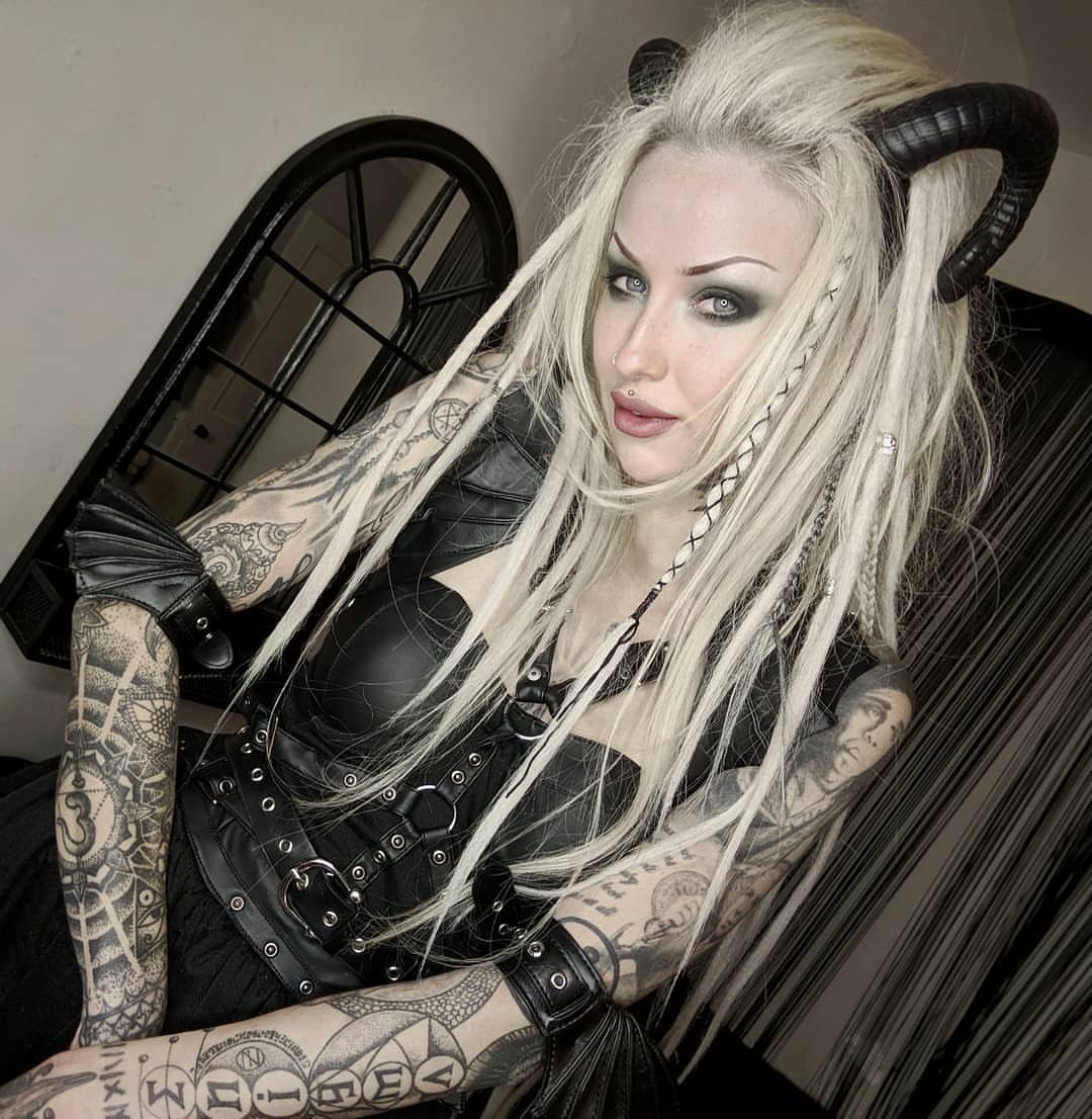 shellydinferno:  The little gothic dragon outfit all by @restyle.pl  You can find