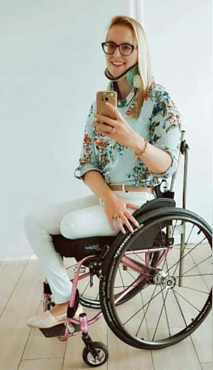 phelddagrif:Instagram makeup chicka with one leg and a neck brace.