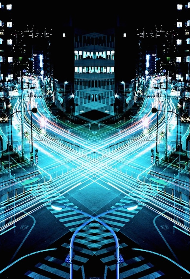 Symmetric Light painting in Tokyo, by Sinichi Higashi