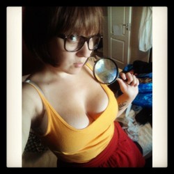 ladykingsfield:  Jinkies! My wig arrived and I think it might be real hair…or it’s just amazing quality! I am in LOVE with my #Velma #cosplay so far!! 