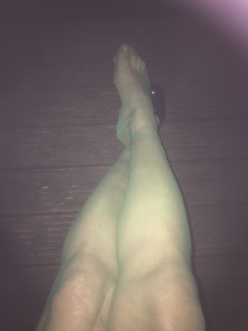 sandraclapham:Evening to myself last Friday.  My nylon-clad legs enjoying the cold air outside in th