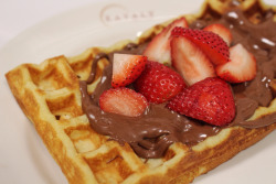 eatalyusa:Freshly made waffles with Nutella