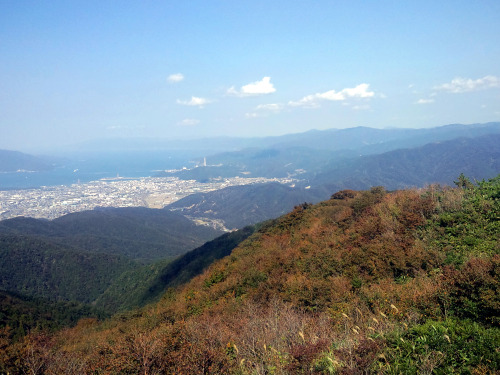 岩篭山（いわごもりやま、Mt.Iwagomori、標高765.2m）敦賀三山（野坂山、岩籠山、西方ヶ岳）登山道の風景（12日、急に陽が射してきた。1分位でしたがちょっと神々しい気分に。）、岩篭山からイ