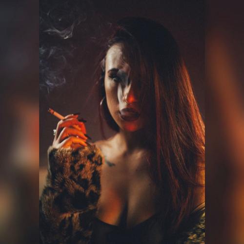 SMOKING WOMAN