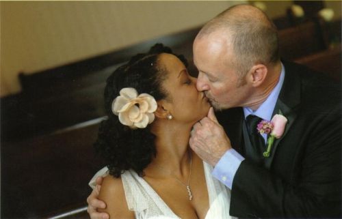 Interracial kiss on wedding day… Happy and romantic moment,do you agree?Congrats and bless th