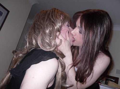 bisexualsissylove: aslongasitturnsmeon: 2 Cute Transvestites kissing so deep & passionate !!! so