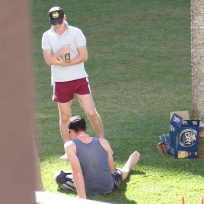 346. footyshortboy:  tradies2000:  a HOT day  U can sit on my face in those shorts