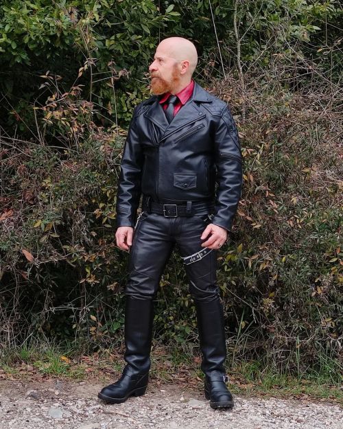 Warming up the week yeah ! #boots #wescoboots #leather #perfecto #leatherjacket #man #bootsfetish #g