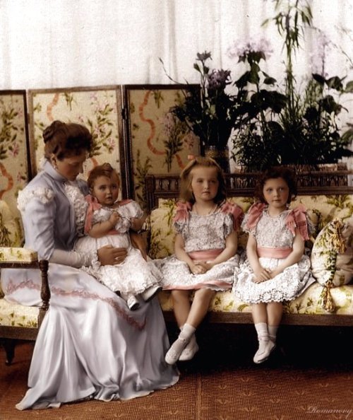 Императрица Александра Федоровна с дочерьми Марией, Ольгой и Татьяной. 1900. (Раскрашеное фото)