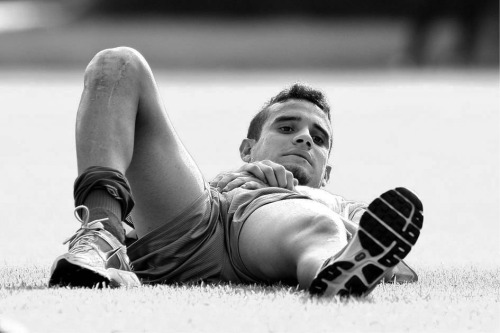 toineaunaturel:  on the grass sur la pelouse  Knock knock, who&rsquo;s there?