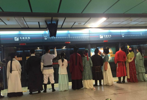 hanfugallery:People wearing hanfu on subway, Xi’an, China. 徵步羽心