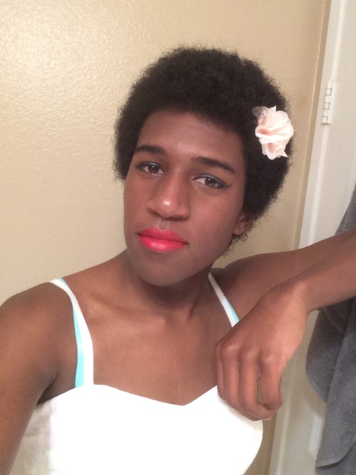 queerlove:  afatbabe:  scumbugg:  freeingalexandra:  soooooooo i got a new dress and i love it so much ❤️❤️❤️❤️❤️ also how’s my fro? X3 lovin’ my natural hair  You look so beautiful!!!  Seriously that last frame looks like it belongs