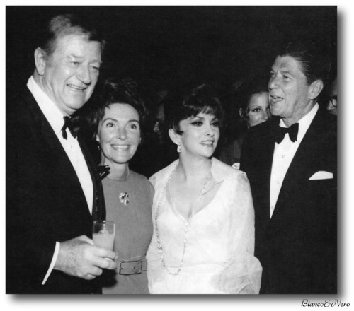 di-biancoenero:Gina Lollobrigida tra Nancy e Ronald Reagan e John Wayne. Data ed evento non indicati