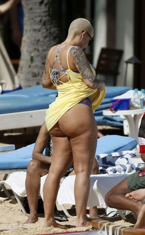 datboinitty:  Amber Rose phat bootay n bikini