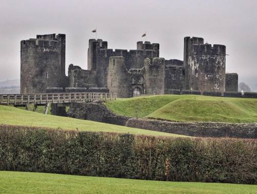 ilovesthediff:You knows what they say, a Welshman’s home is *a* castle. #caerphilly ift