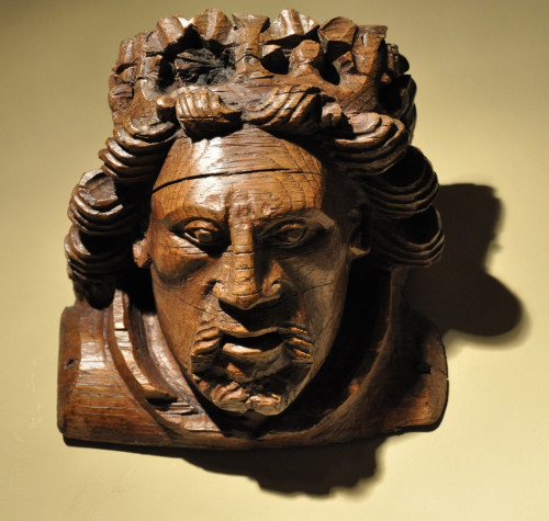A pair of English medieval oak crowned head corbels (c. 1480-1500) dimensions: 7.5" X 8" X