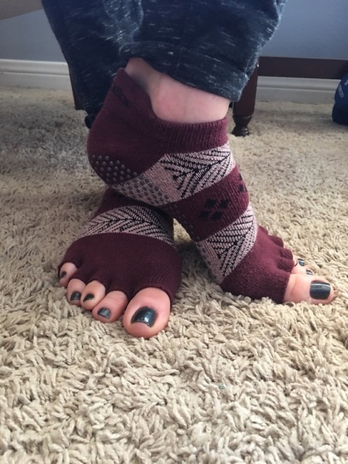 femalefeetonly: opentolife37: Off to Pilates.. with these sexy toes! Lucky rug .