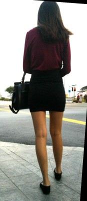 clm4w37:  SG girl flat bum in tight skirt. 