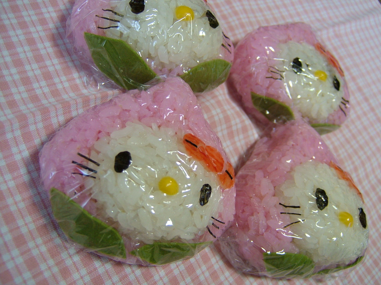omnomnomjapanesefood:  hello kitty in a peach-shaped onigiri!
