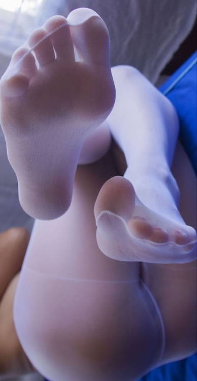 feetmania:Toes in white pantyhose <3