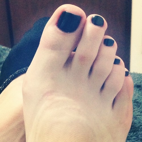 cumxxx: Marcada por las medias #toes #socks #barefoot #feetworld #footfetish
