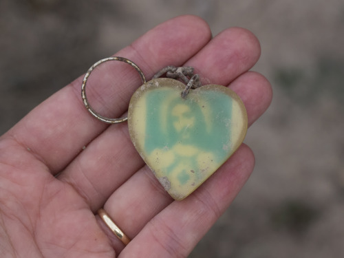 textless:Found in Hereford, Arizona, about five miles from the Mexican border, July 2020.  I hope whoever dropped it had a safe journey (and it seemed too sad to leave it behind, so I brought it home).