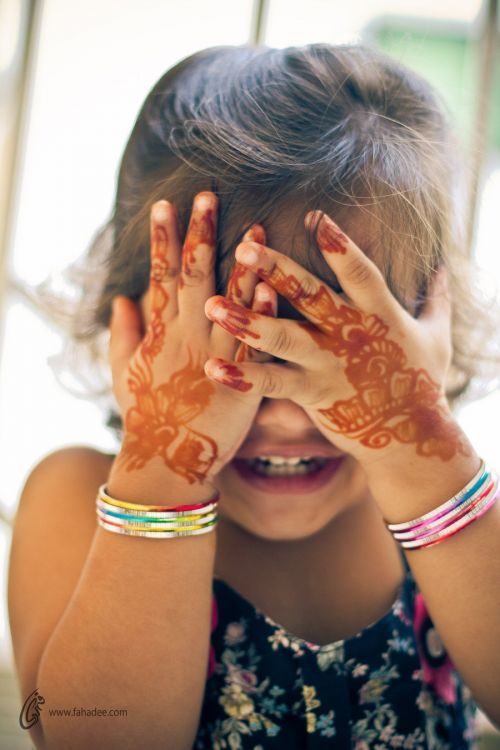 Eid Girl with Henna on Her Hands (Eid al-Fitr 2011)www.IslamicArtDB.com » Photos » Muslims » Muslimah Photos (Girls and Women & Hijab Photos) » Photos of Muslim Little Girls