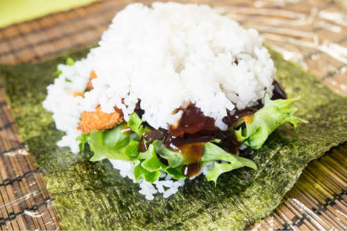 nippon-com: A new take on the age old rice ball is gaining popularity in Japan. Known as onigirazu, 