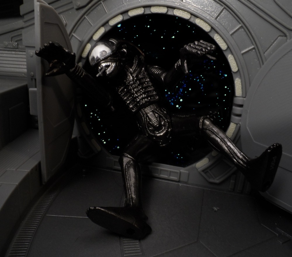 seegson:  The Xenomorph looks drunk as hell.