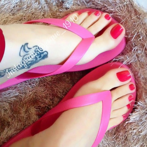 mynorg: I love her precious feet and long toes with painted nails Alexa doesn’t want you to j