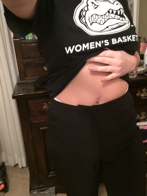 diaperedmilf:  Can’t even tell I am Thickly padded! Let’s see what it looks like after I wet a few times.😄