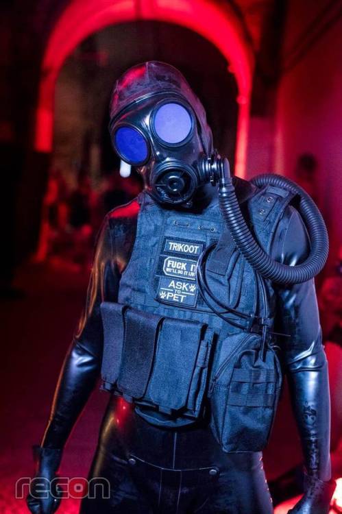 First outing of my new gimp outfit at Recon’s Fetish Week Full Fetish in London in July 2018. On the back there is the C420 Compact Air Supply Unit, providing continuous fresh air into the mask.Photo credit: Recon.com / 

Raf & Way 