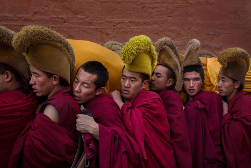 global-musings: Tibetan Buddhist monks of the Gelug, or Yellow Hat order, carry a large thangka of B