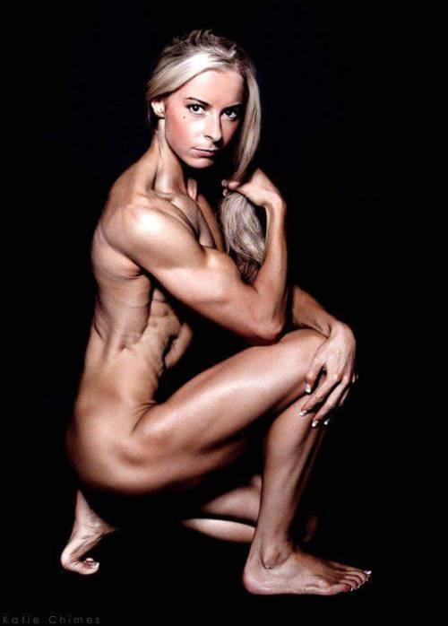 Excellent example for the level of fitness that a woman’s body can achieve with training and determination!