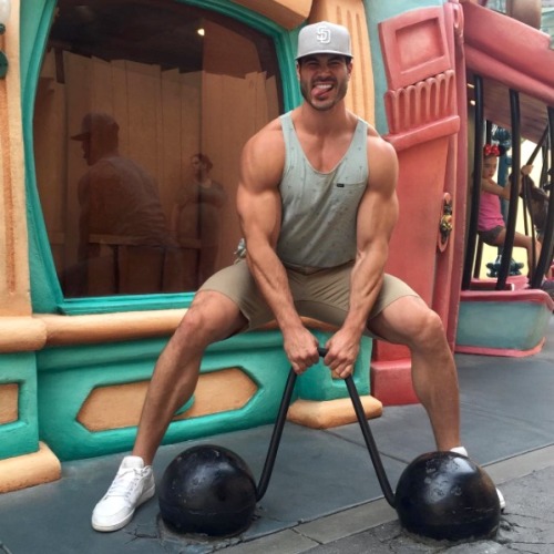 tapufinneon:  cockandpokeballs: marapiscf:  Danny Jones29 yo, 6’7, 260 lbs, 15 US  6… foot… 7… iches…..  Oh my  I FEEL LIKE A GNOME