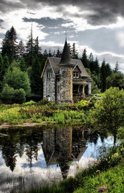 redbrickfarmhouse:  Scottish Fairy Tale Castle(via
